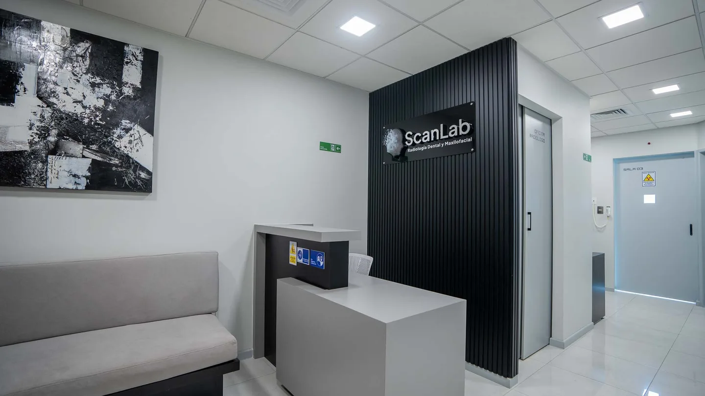 Recepción de ScanLab con el logotipo de la marca, en Av. La Dehesa 440, Lo Barnechea