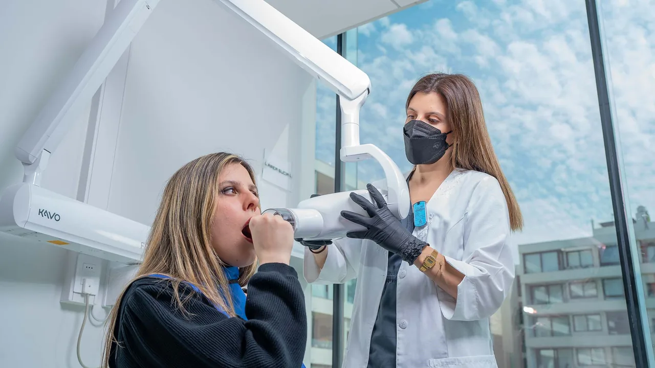 Toma de radiografía intraoral con el equipo Kavo en ScanLab
